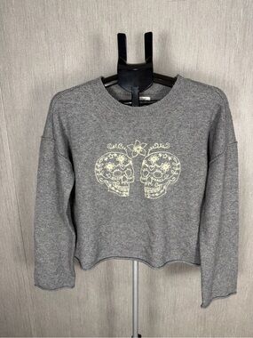 Gray Skull Graphic Crop Sweatshirt
